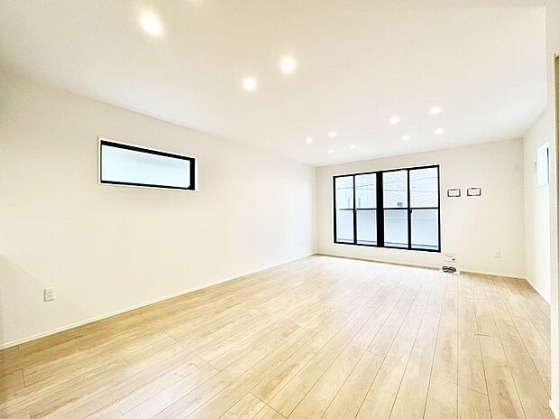 大きな窓からたっぷりの陽光と風を感じられるリビング