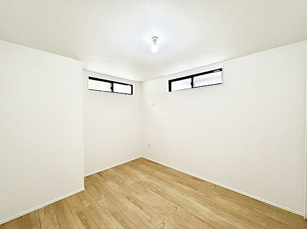 窓からのやさしい光が心地よいプライベートルーム