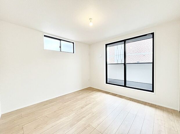 バルコニーが開放感をプラスしてくれる洋室