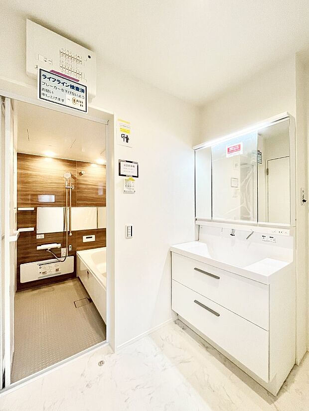 清潔感ある洗面化粧室で朝の身支度も快適