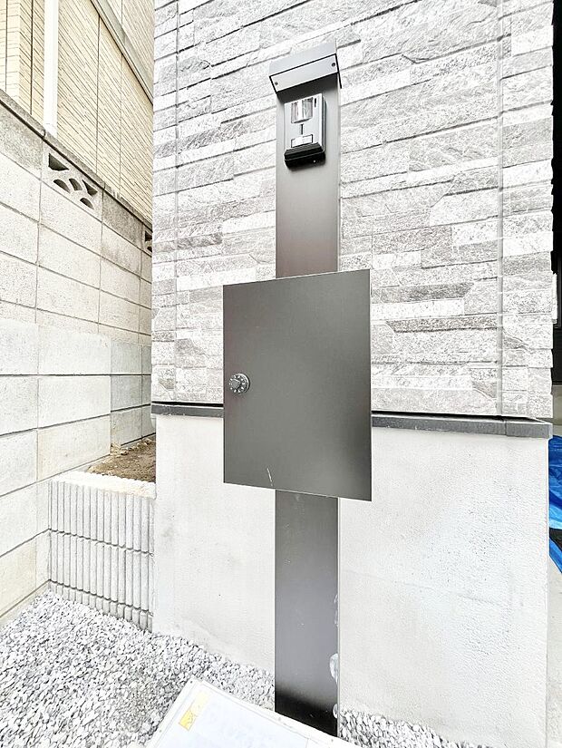 シンプルなデザインのポスト