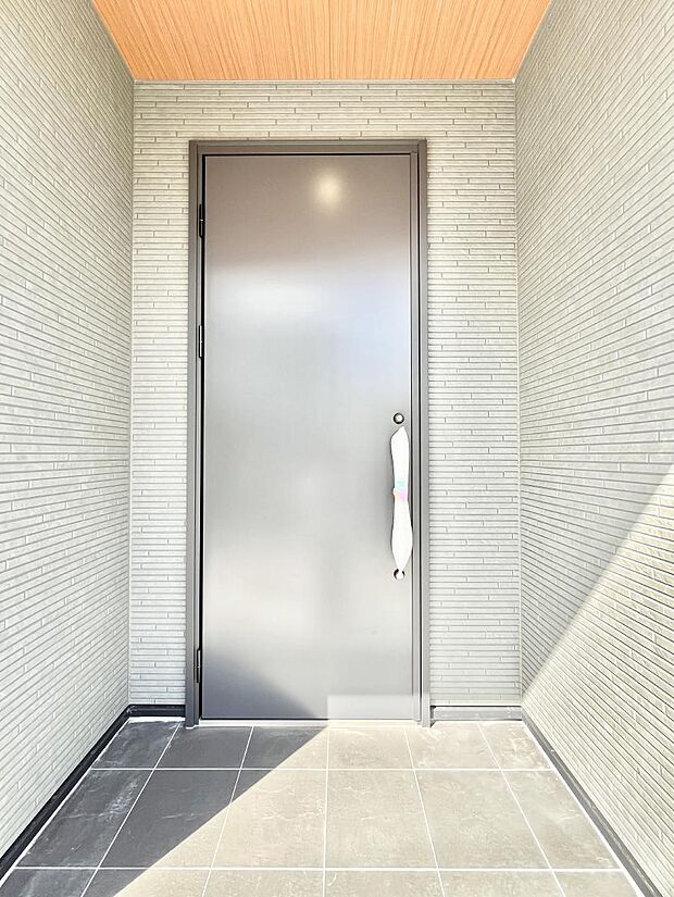 大切な家族、来客を出迎える玄関。