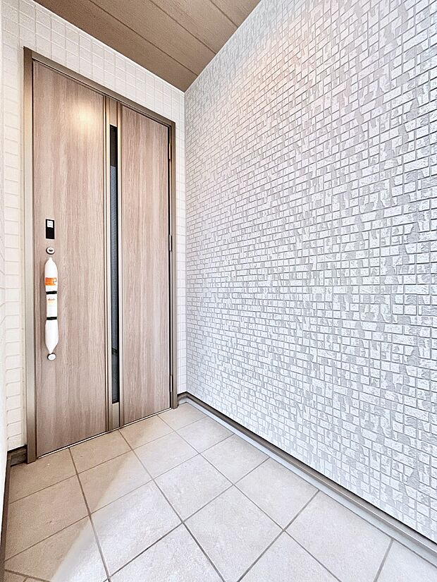 大切な家族、来客を出迎える玄関。