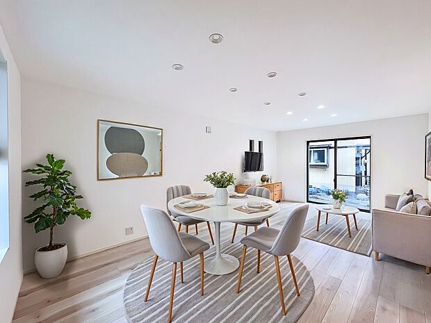 ご家族の賑やかな話し声で包まれる明るいリビング ※家具はCGです