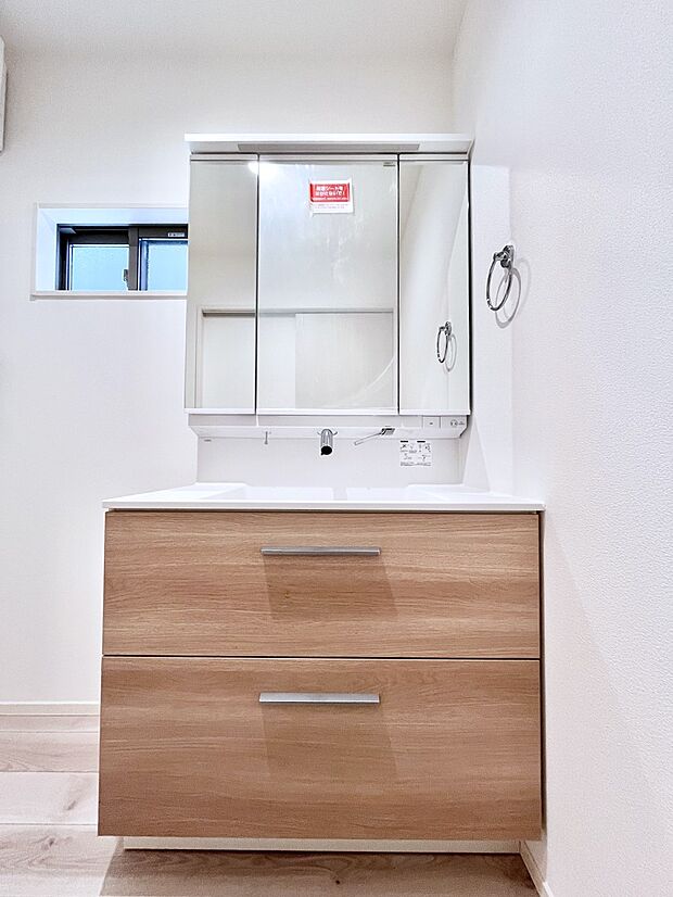 大きく見やすい三面鏡で清潔感ある洗面台は、身だしなみチェックや肌のお手入れにおすすめです。