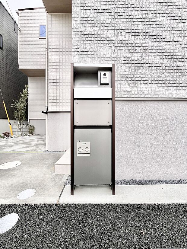 表札・インターホン・ポスト・宅配BOXをひとつに集約。エントランスになじむシンプルデザイン。