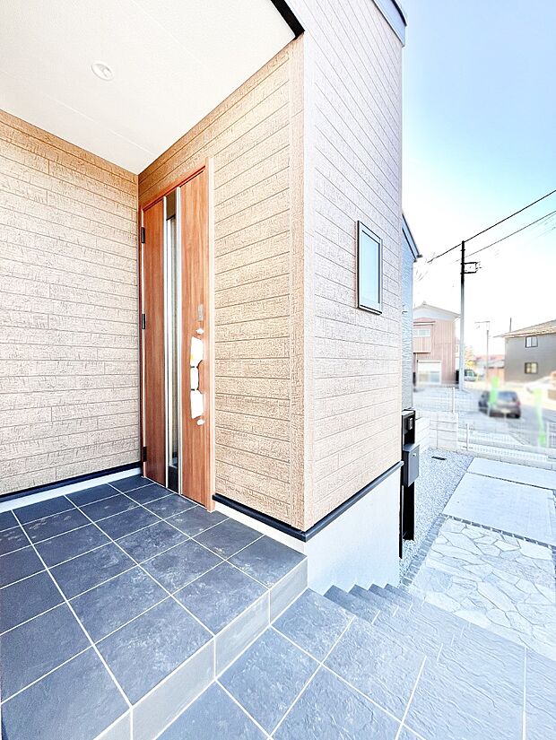 玄関前は雨が降っても濡れにくい屋根付き