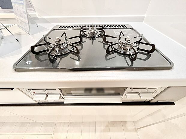 ガスコンロはＳｉセンサー搭載。火力調節や焦げ付き・消し忘れも防いでくれます。