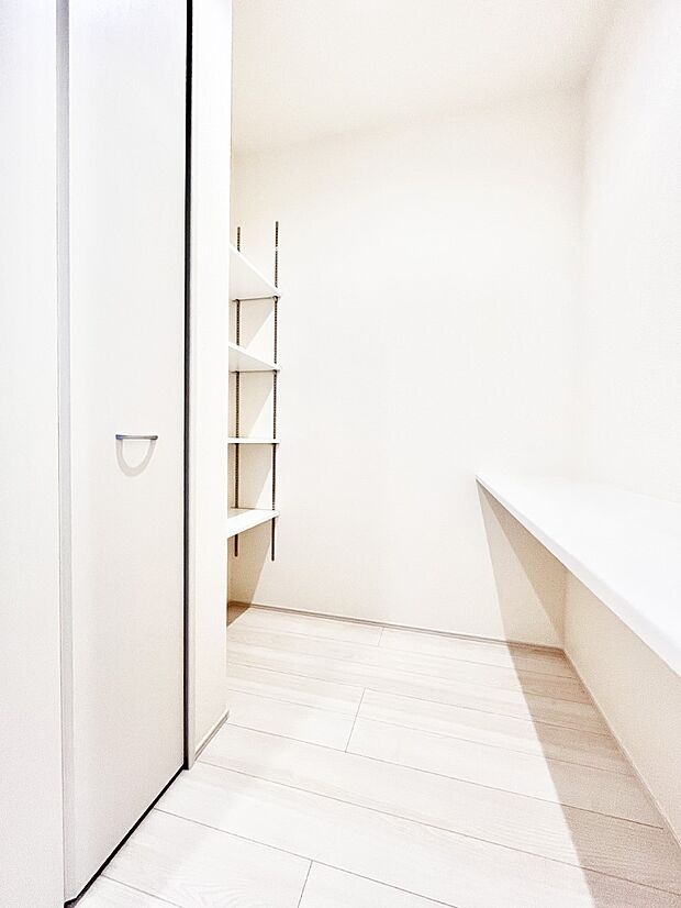 キッチンにはパントリー!食材のストックはもちろん、日用品の収納など使い方はいろいろ!