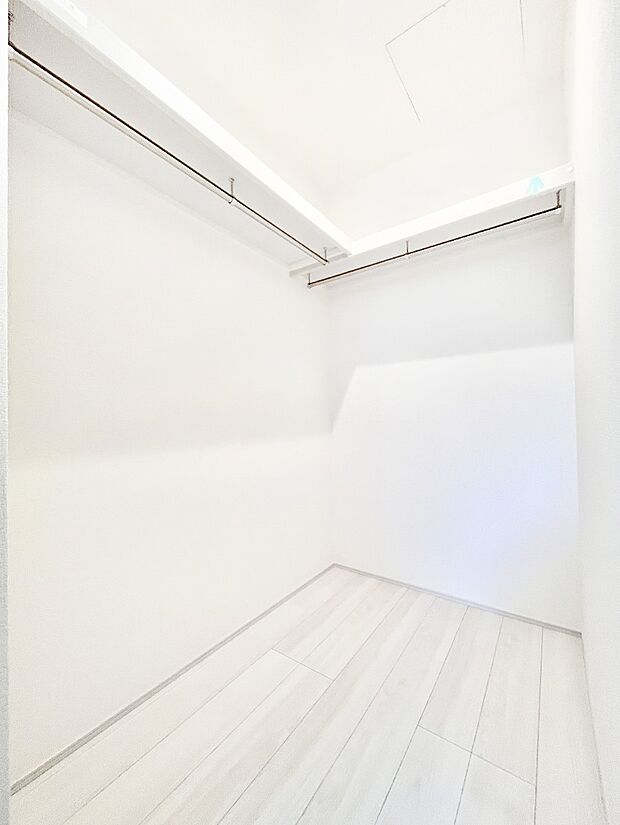 ウォークインクローゼットの活用で生活空間スッキリ