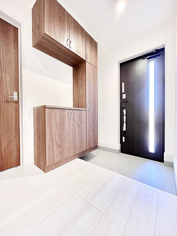 明るい陽光が入り込む玄関。ご家族の靴もスッキリ収納できる玄関収納付き！