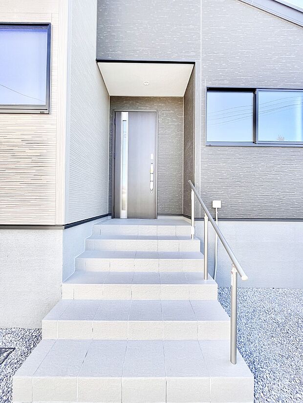 住まいの顔を演出する、玄関ドア。