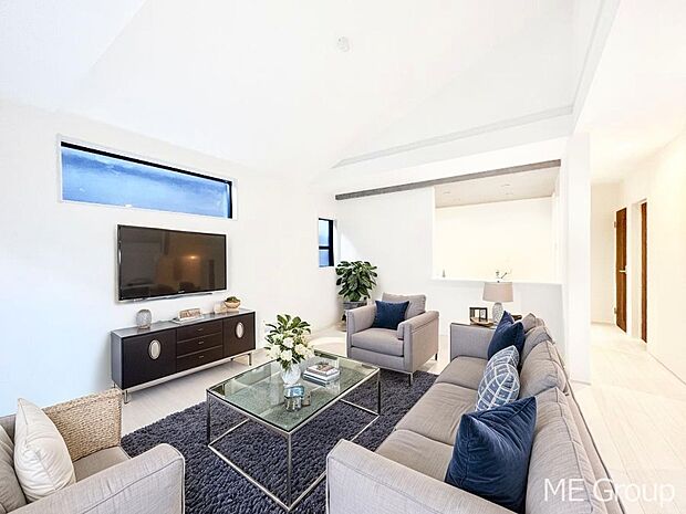 ご家族の賑やかな話し声で包まれる明るいリビング　※家具はCGです