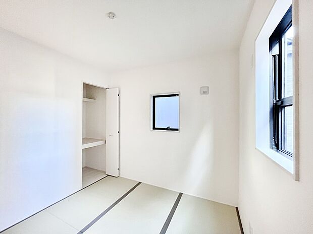 ほっとする寛ぎタイムが過ごせる和室。お布団も納できる押入れ付きです！