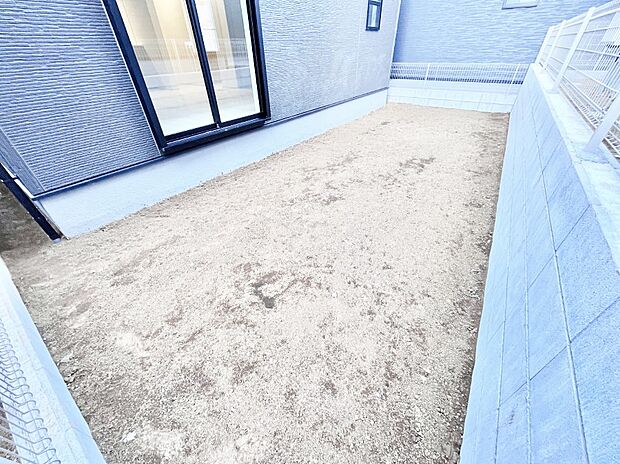 ガーデニングや家庭菜園も楽しめるお庭付き。