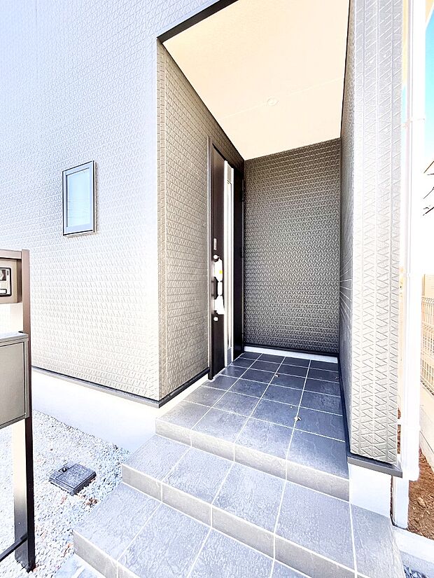 シンプルで落ち着いた雰囲気の玄関でご家族やお客様をお出迎え！