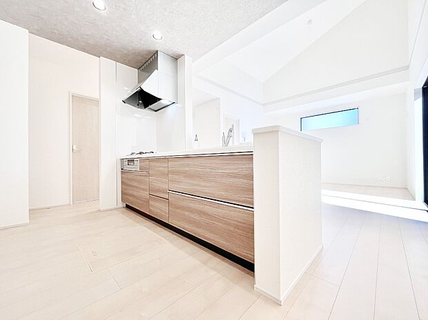 ご家族の会話弾む対面キッチン。お料理中のパパママもご家族と過ごす時間が増えそう！