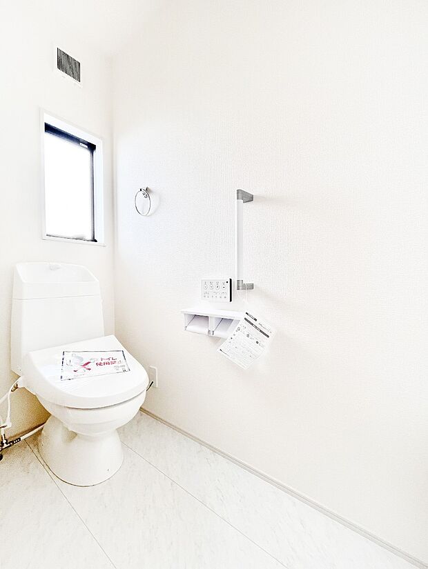 清潔感あるシャワートイレ。小窓から光が注ぎ込みます！