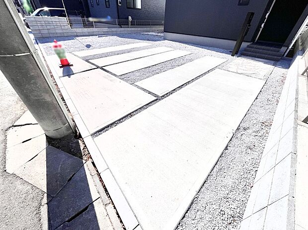 車の出し入れスムーズ！並列駐車2台分のカースペース付きです。