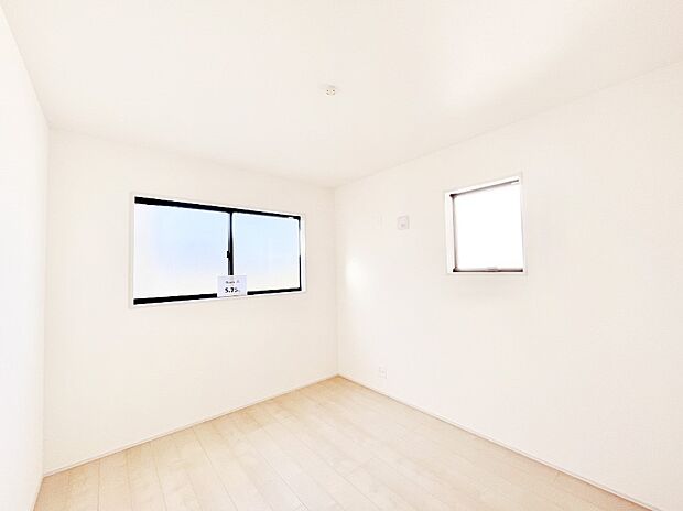 2面採光の洋室。窓から入り込む陽光がお部屋全体を優しく包み込みます!