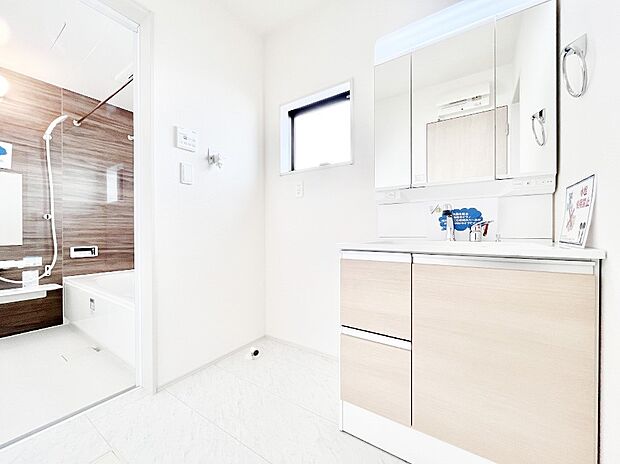 柔らかな朝の光を感じられる窓がついた洗面室