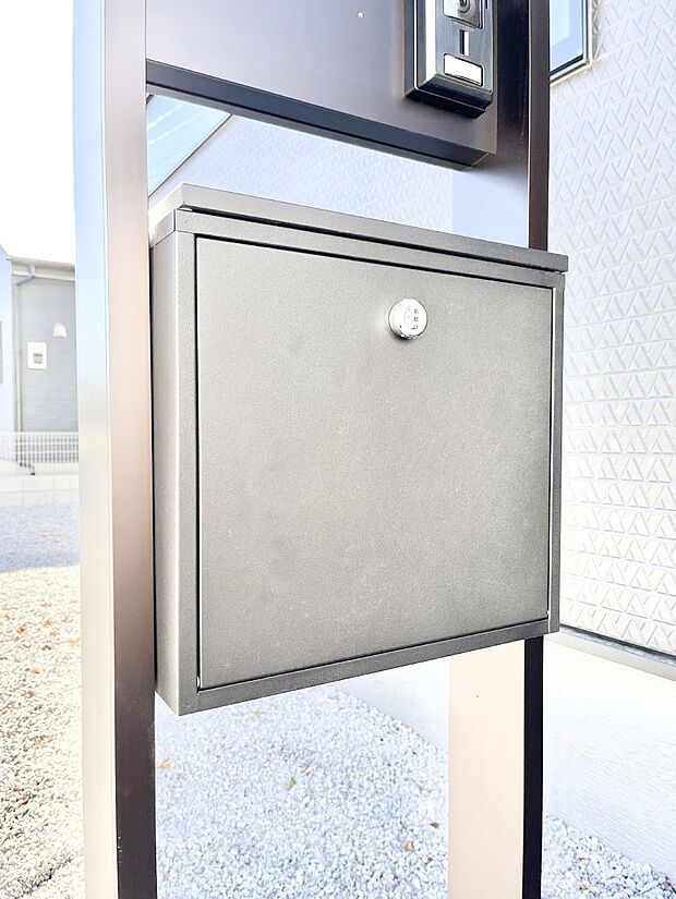 大切な郵便物の盗難を防止してくれるダイヤル錠付きのポスト