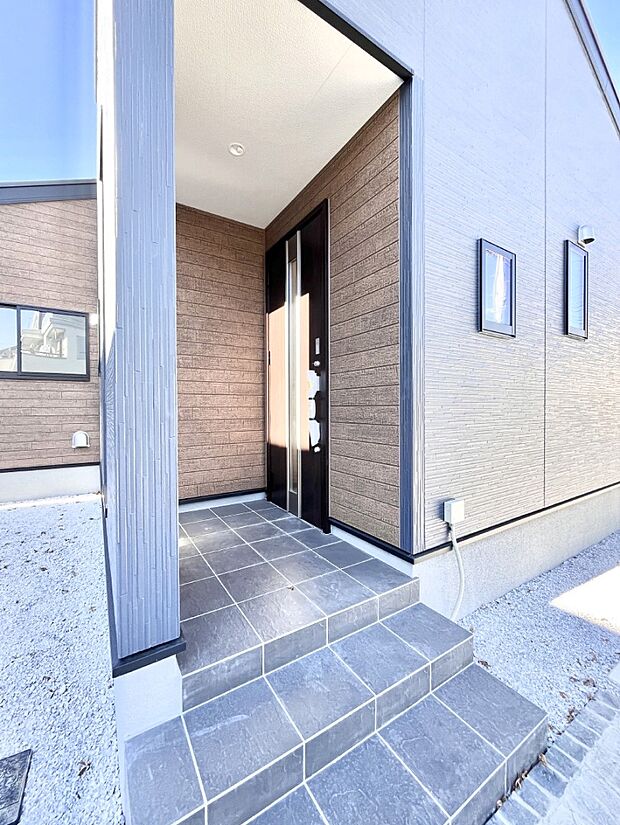 いつも気持ち良くご家族を迎えられる屋根付きの玄関