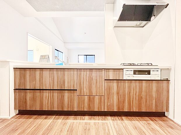 システムキッチンはシンプルでスッキリした飽きの来ないデザインなので永く使えそう！