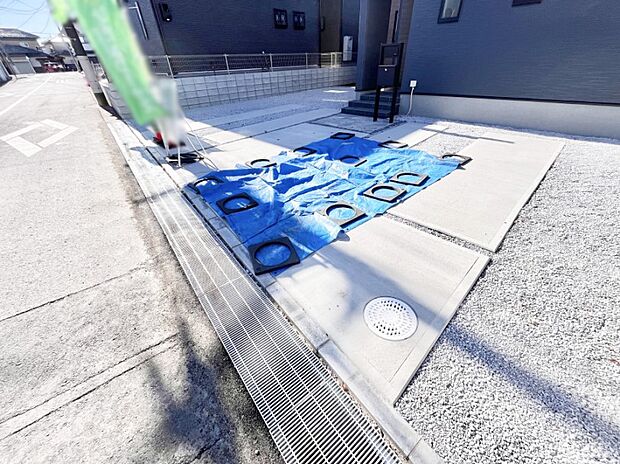 車の出し入れスムーズ!並列駐車2台分のカースペース付きです。