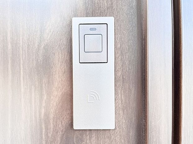 ボタンを押してかざすだけ！玄関ドアは電子キー仕様です。