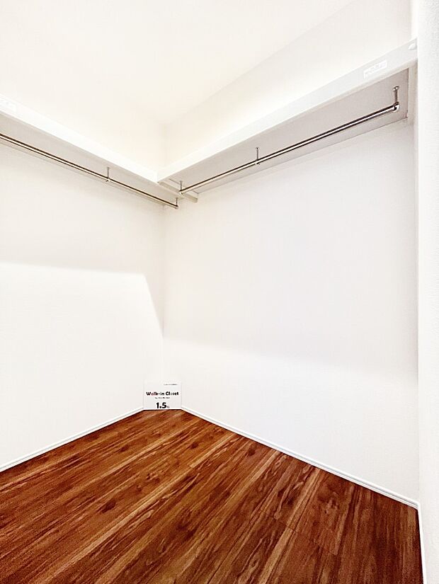 衣類をハンガーに掛けたまま収納できるWIC。衣類の整理整頓がしやすくて便利です!