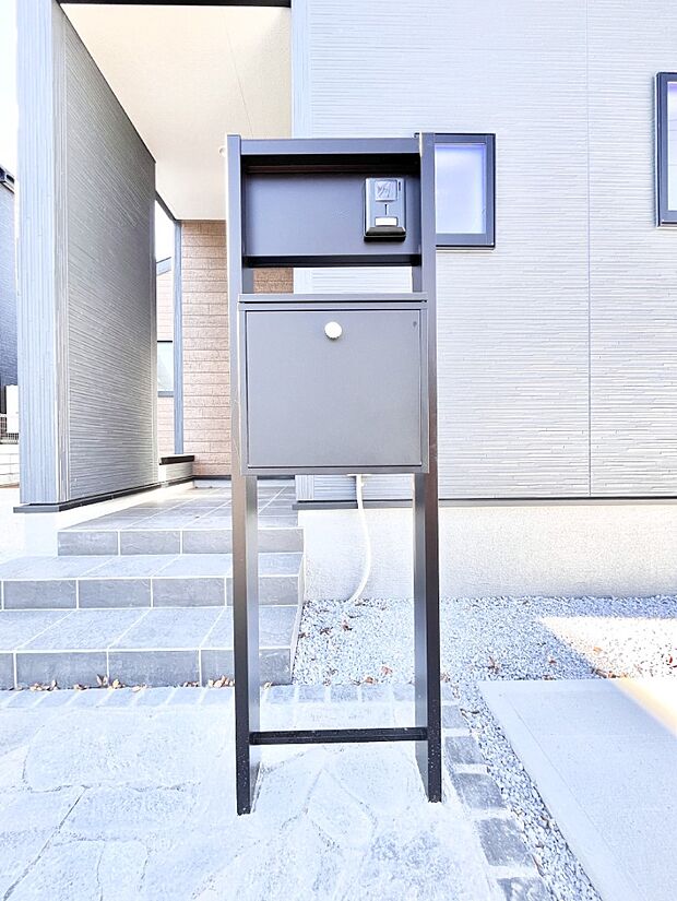 表札・インターホン・ポストをひとつに集約。エントランスになじむシンプルデザイン。