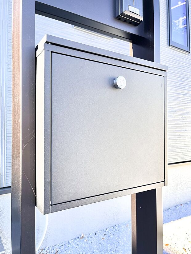 大切な郵便物の盗難を防止してくれるダイヤル錠付きのポスト