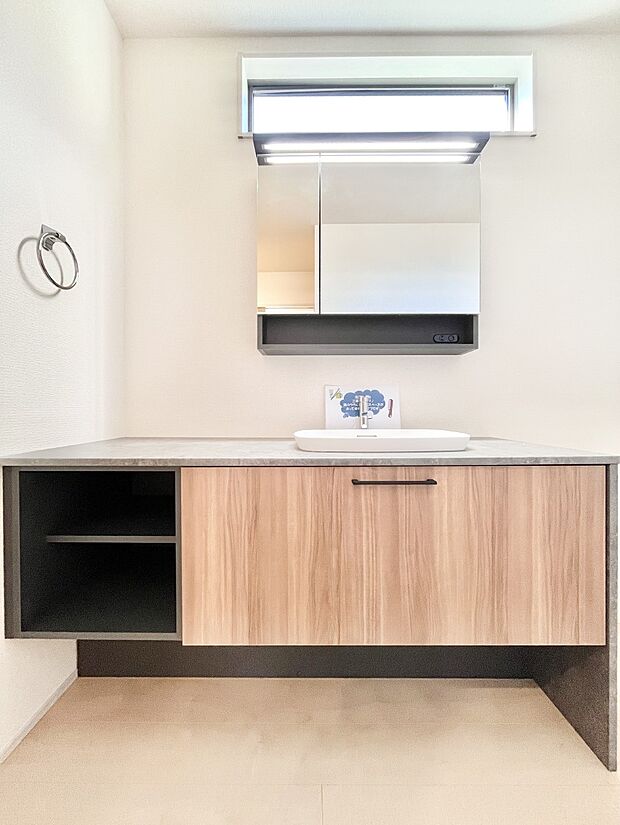 収納力と機能性に優れた洗面化粧台