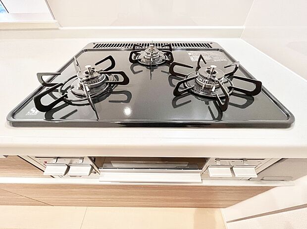 ガスコンロはSiセンサー搭載。火力調節や焦げ付き・消し忘れも防いでくれます。