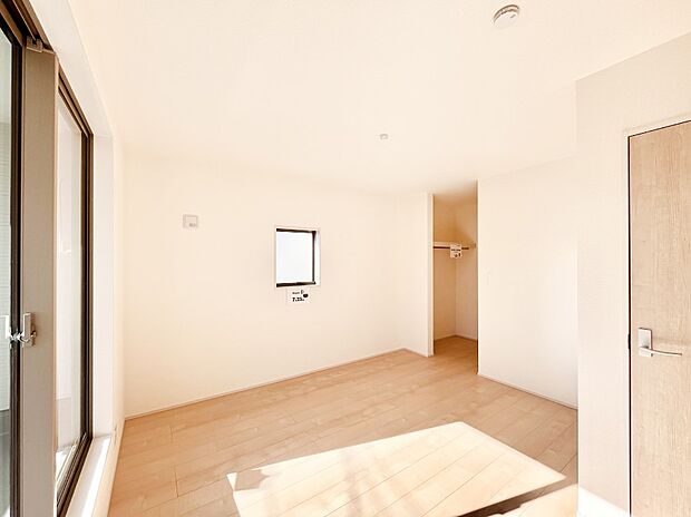 ウォークインクローゼットがあるお部屋!季節ごとの入れ替えも不要で便利です。