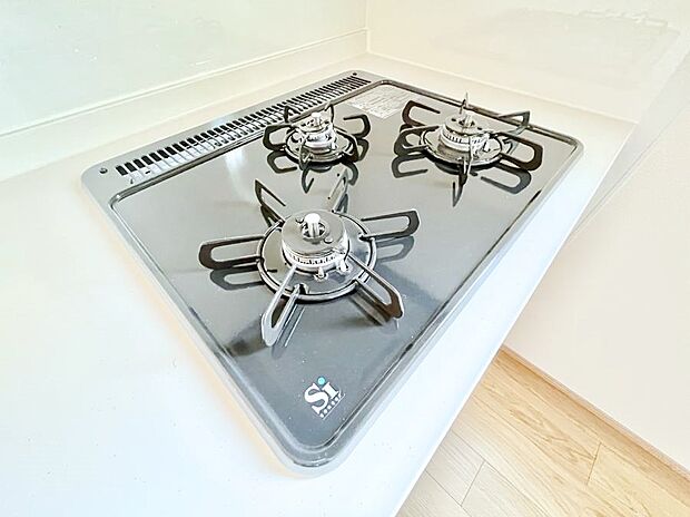 ガスコンロはＳｉセンサー搭載。火力調節や焦げ付き・消し忘れも防いでくれます。