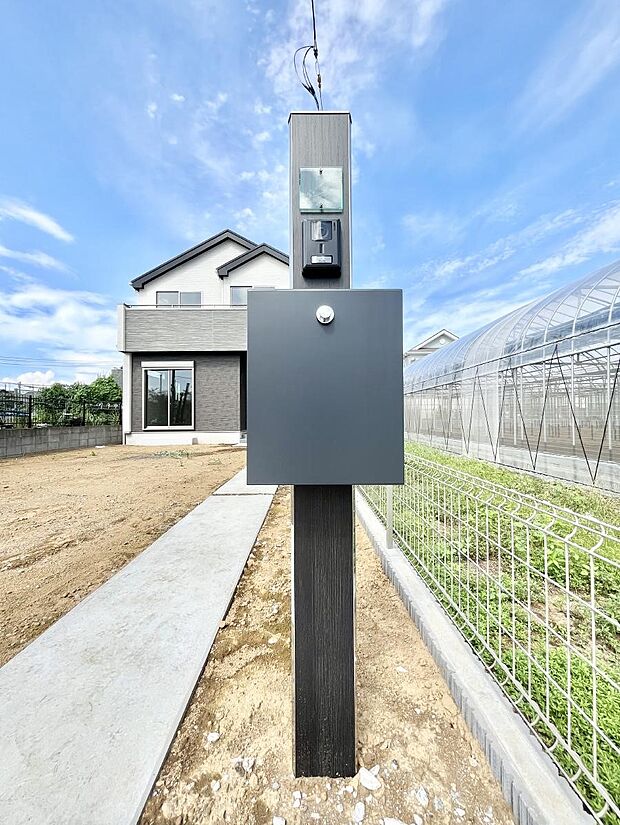 表札・インターホン・ポストをひとつに集約。エントランスになじむシンプルデザイン。