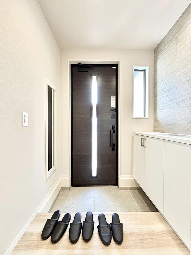 ガラススリットの入った玄関ドアが室内に光を届けてくれます　