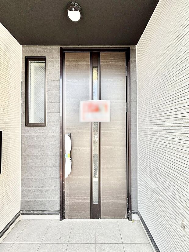 玄関前は雨が降っても濡れにくい屋根付き