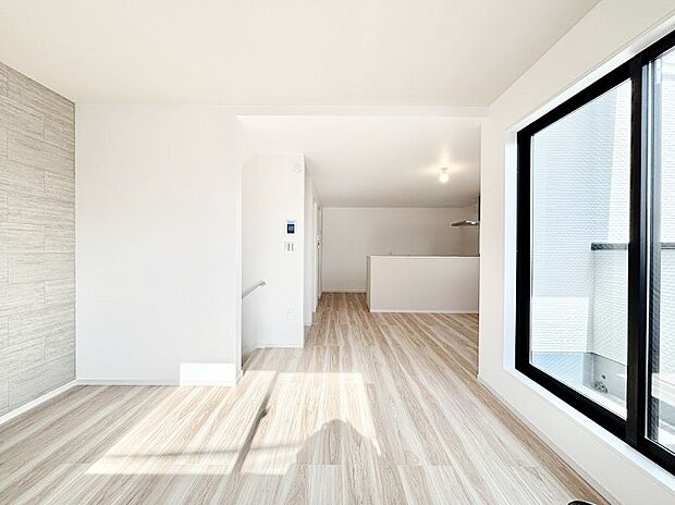 明るい陽光が注ぎ、寛ぎの雰囲気に満たされるリビング・ダイニング。