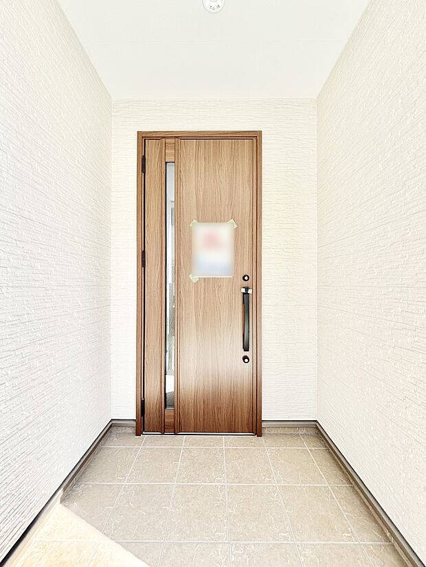 玄関前は雨が降っても濡れにくい屋根付き