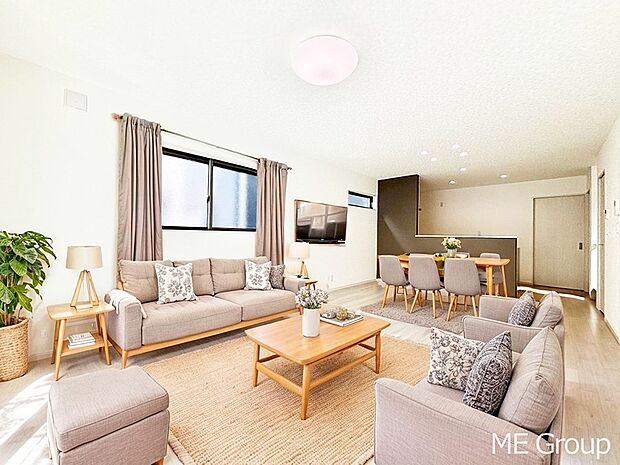 落ち着いた雰囲気のLDKは家族みんなの快適空間※家具はCGです