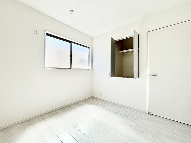 窓からのやさしい光が心地よいプライベートルーム