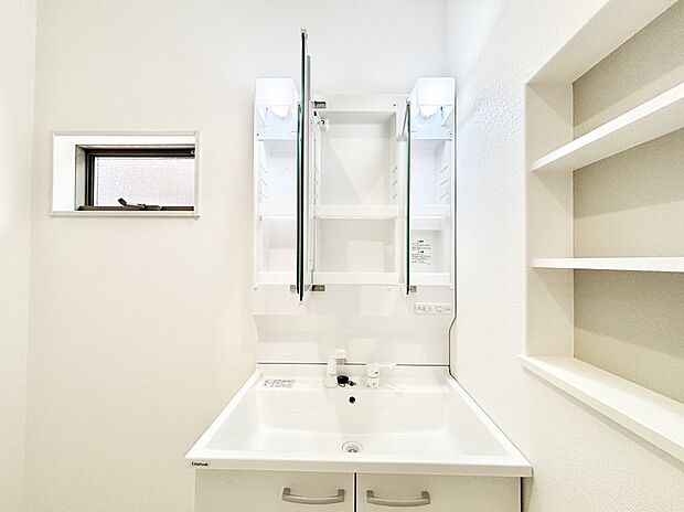 三面鏡の裏に、化粧品や衛生用品などを収納可能。洗面台をすっきりと保ちます！