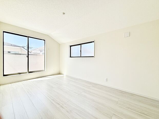 バルコニーが開放感をプラスしてくれる洋室