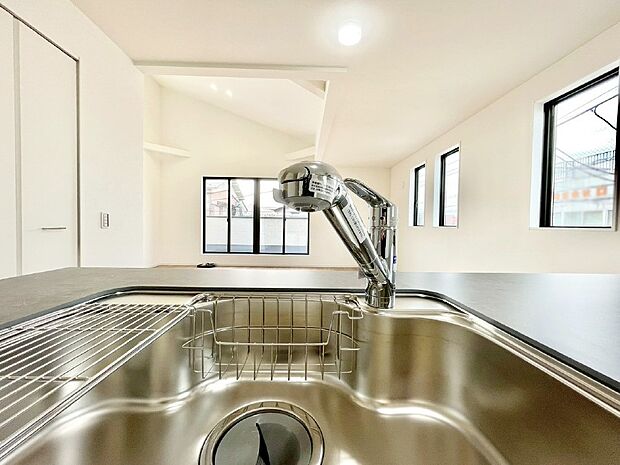 いつでも清潔なおいしいお水を。一つの水栓で水道水と浄水を使い分け。