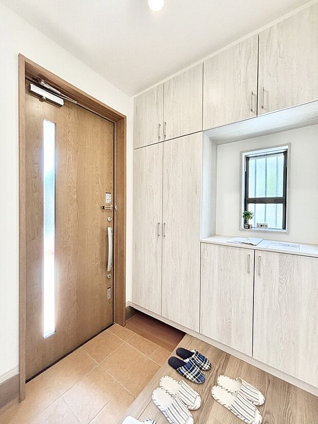 明るい玄関はお客様をお出迎えするのにぴったりです!