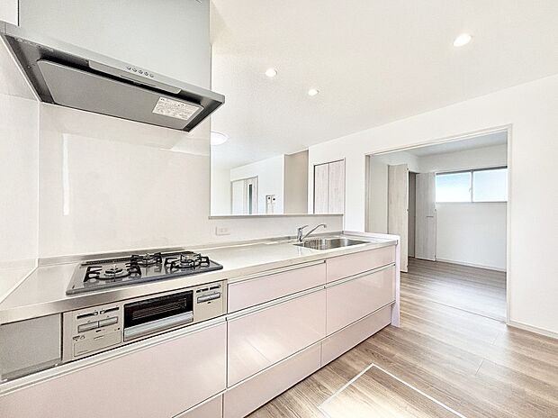 リビングで遊ぶお子様を見守りながらお料理ができる対面キッチン。