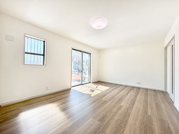 明るい陽光が注ぎ、寛ぎの雰囲気に満たされるダイニング。